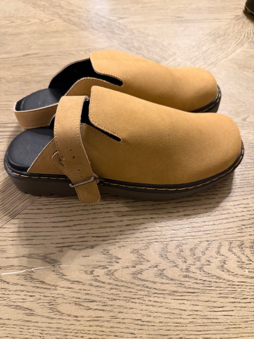 Contugo clogs with BROKEN BUCKLE 8.5